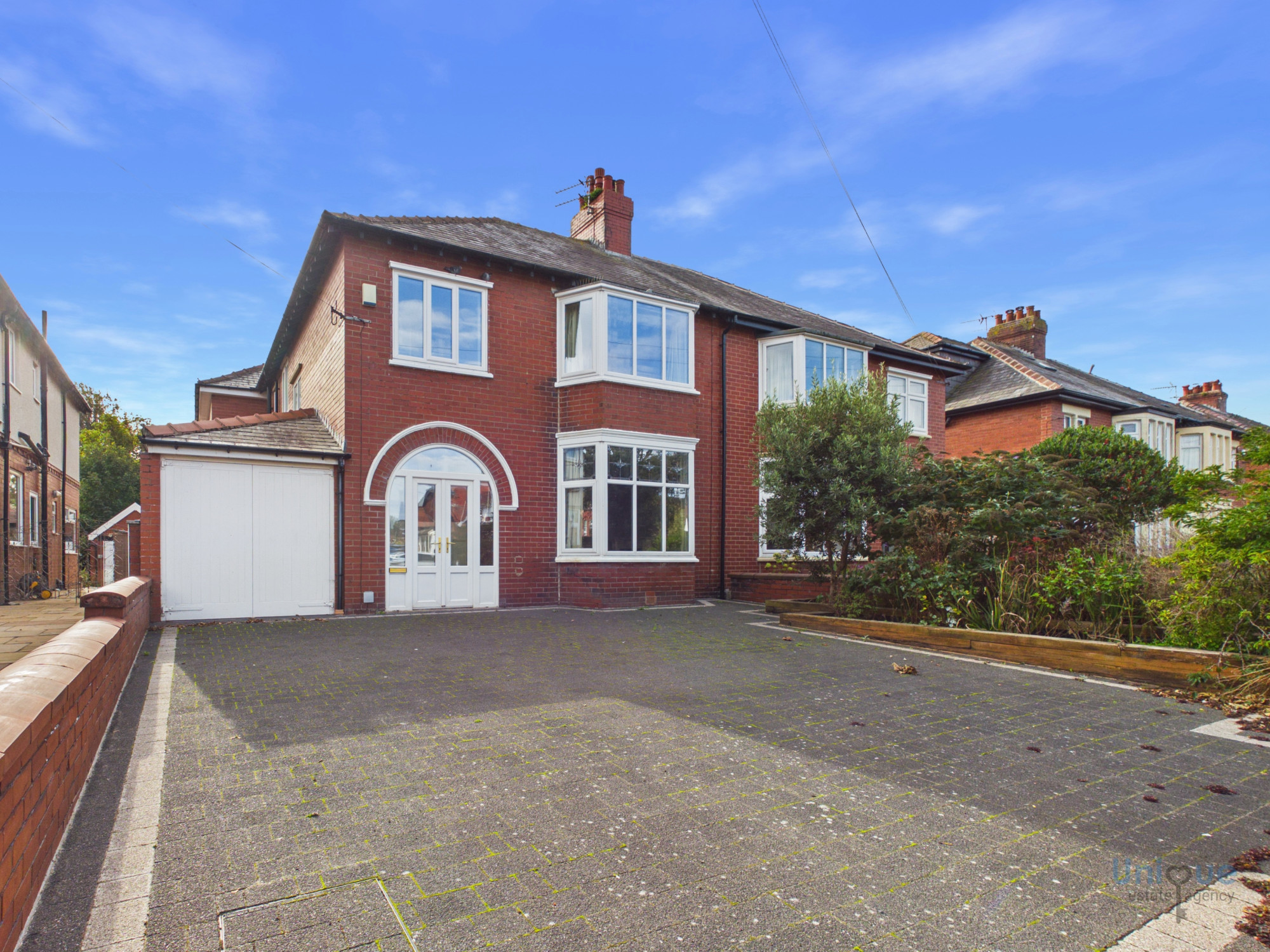 4 bedroom Semi-detached house Under Offer