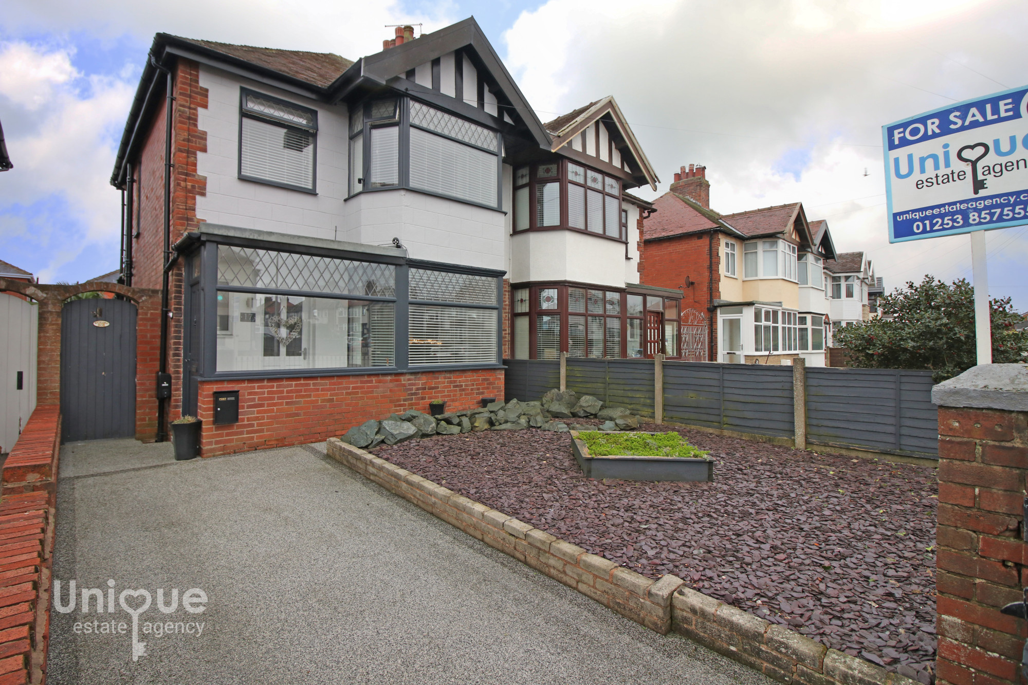 3 bedroom Semi-detached house For Sale