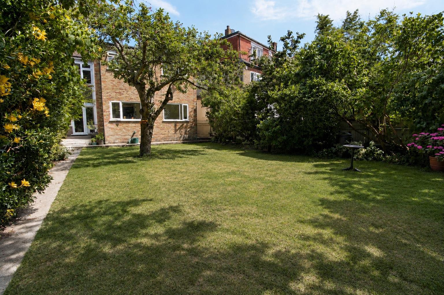 5 bedroom Detached house Under Offer