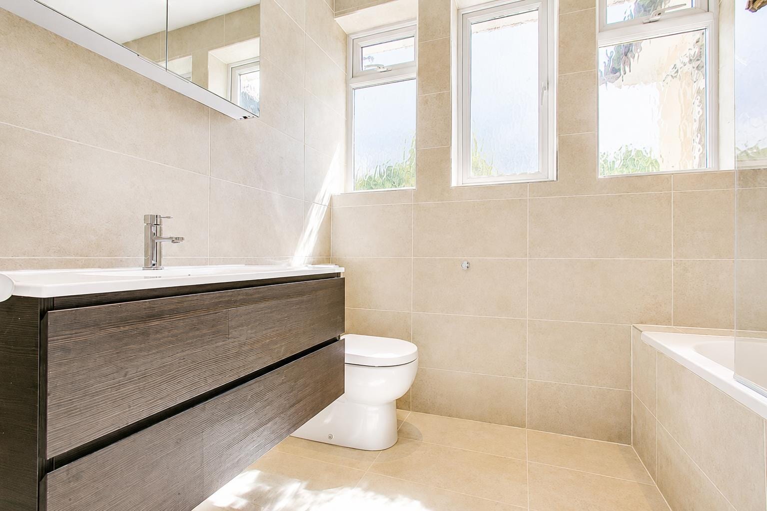5 bedroom Detached house Under Offer