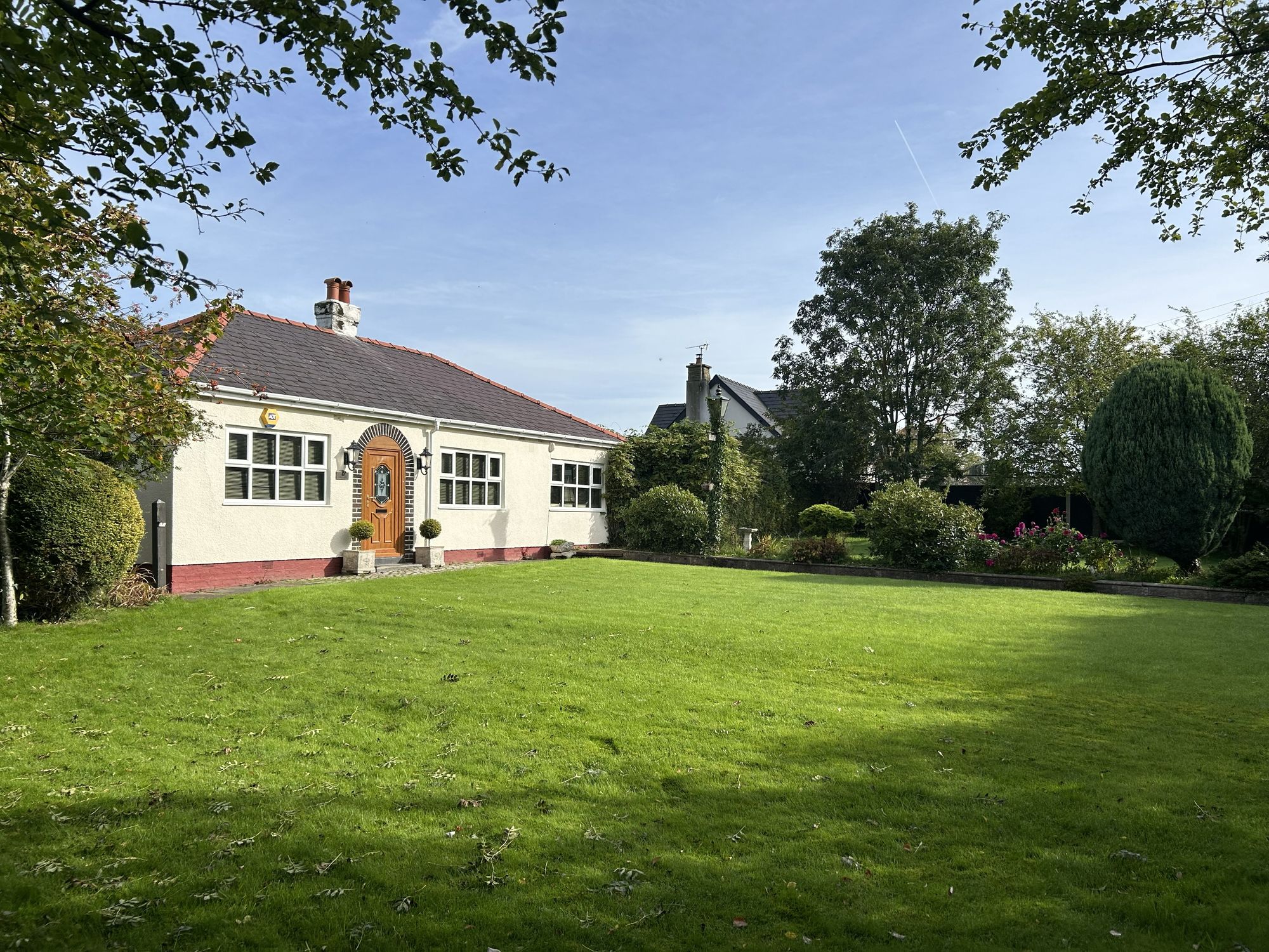 3 bedroom Detached bungalow For Sale