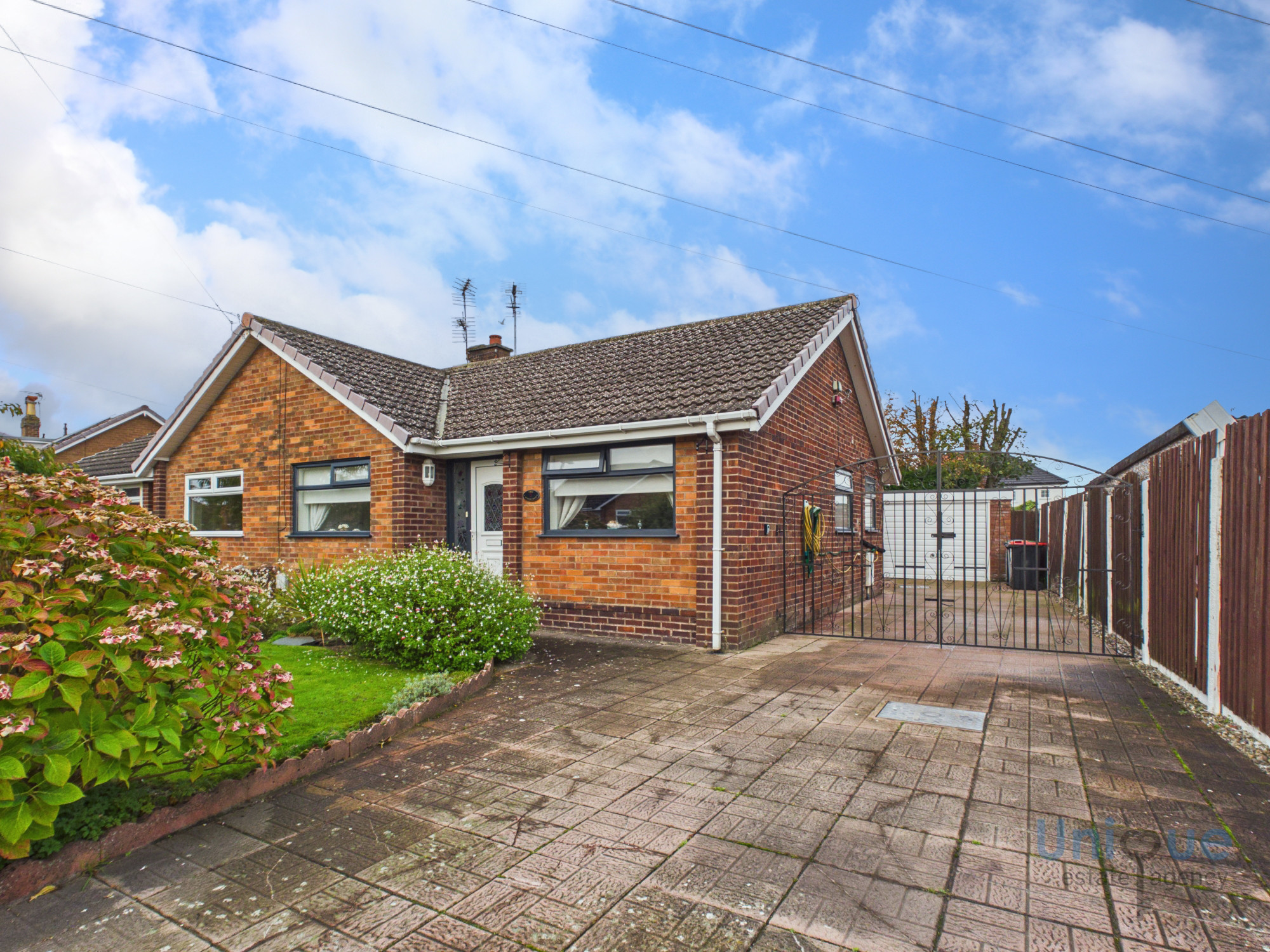 2 bedroom Detached house For Sale