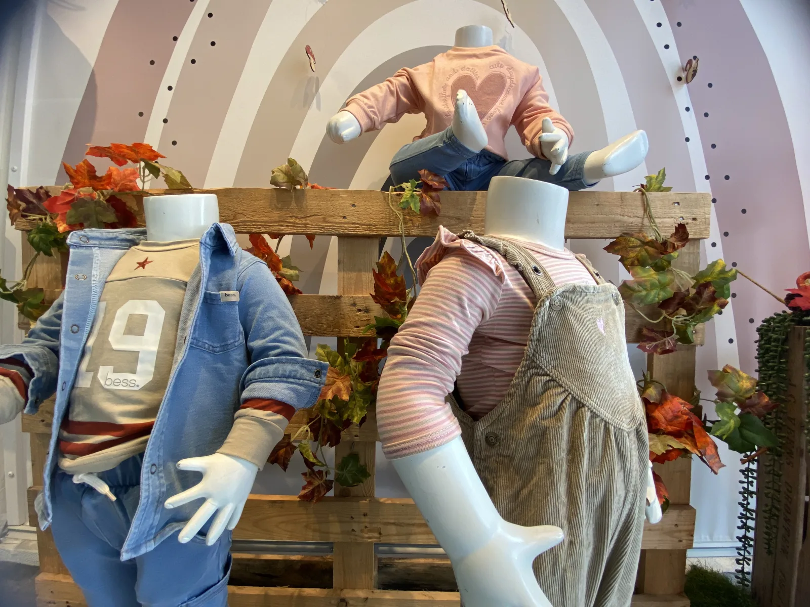 Etalage van Bijzonder Baby & Kids met kinderkleding display
