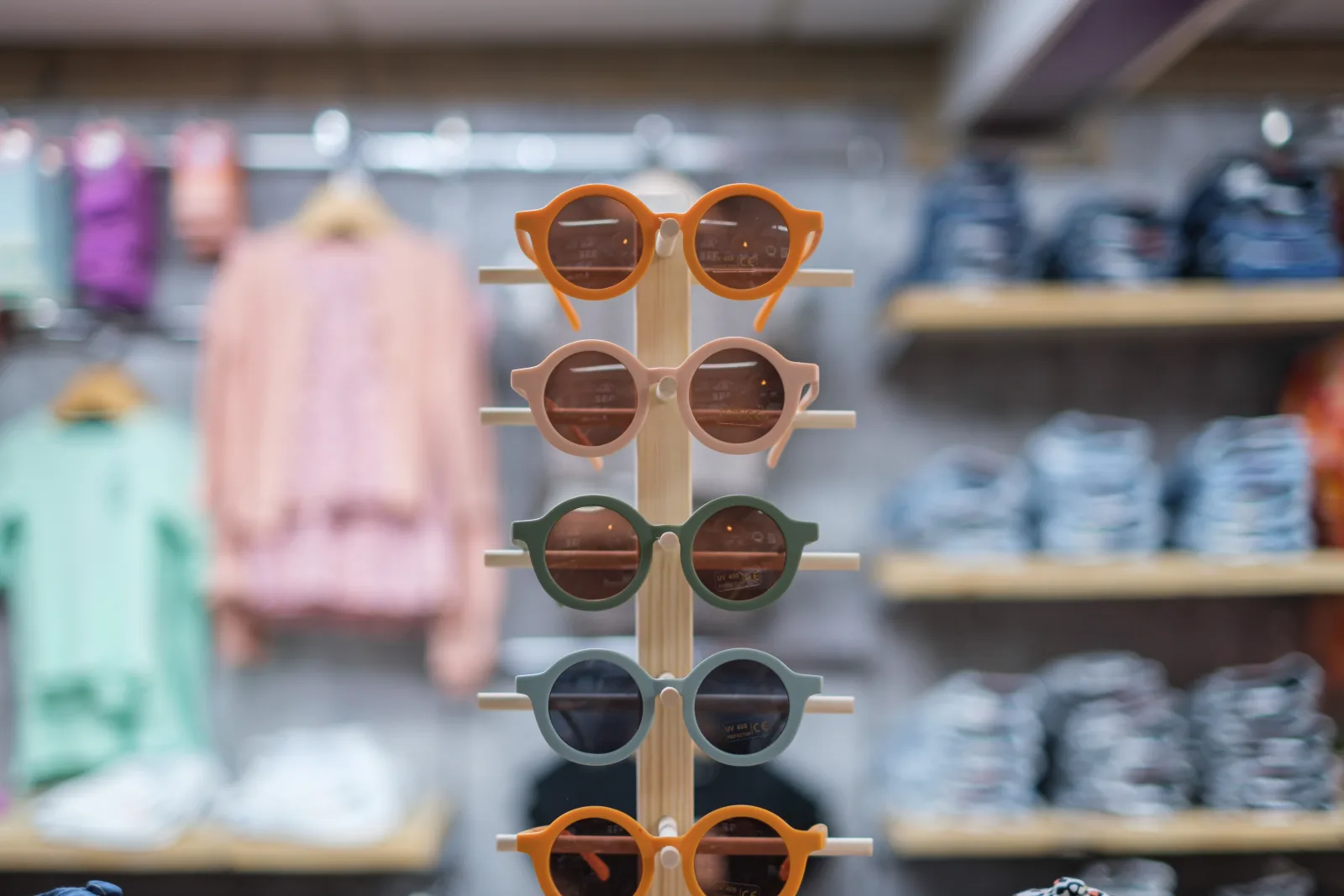 Winkel Bijzonder Baby en Kids in Wolvega - interieur met kinderkleding