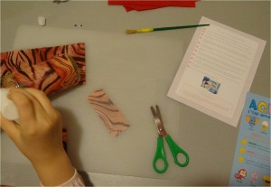 bouteille decoree papier vernis colle