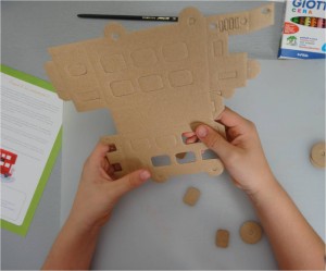 bus en carton predecoupe