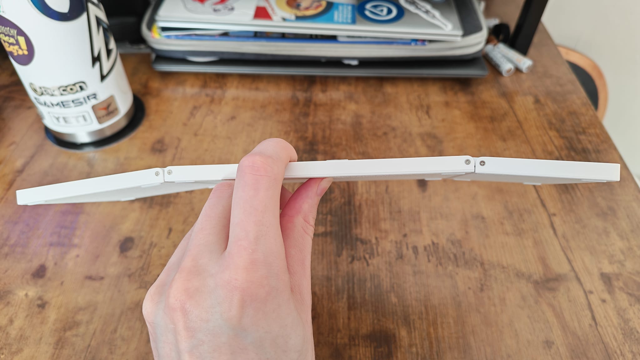 The hyper-extending hinges of the SEENDA Foldable Bluetooth Keyboard