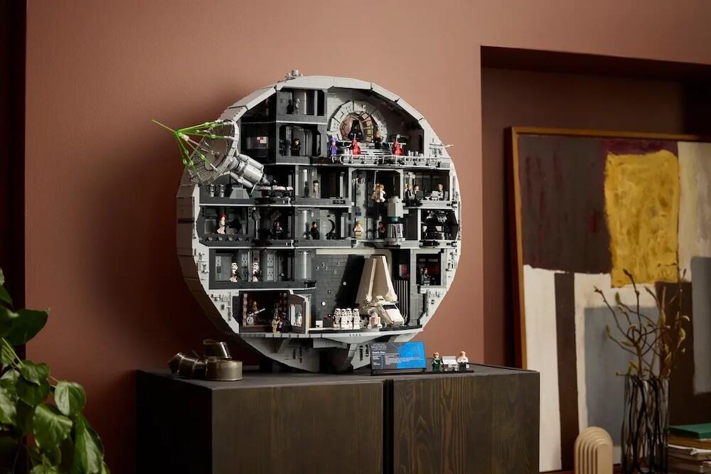 Death Star compared to other UCS Star Wars models.