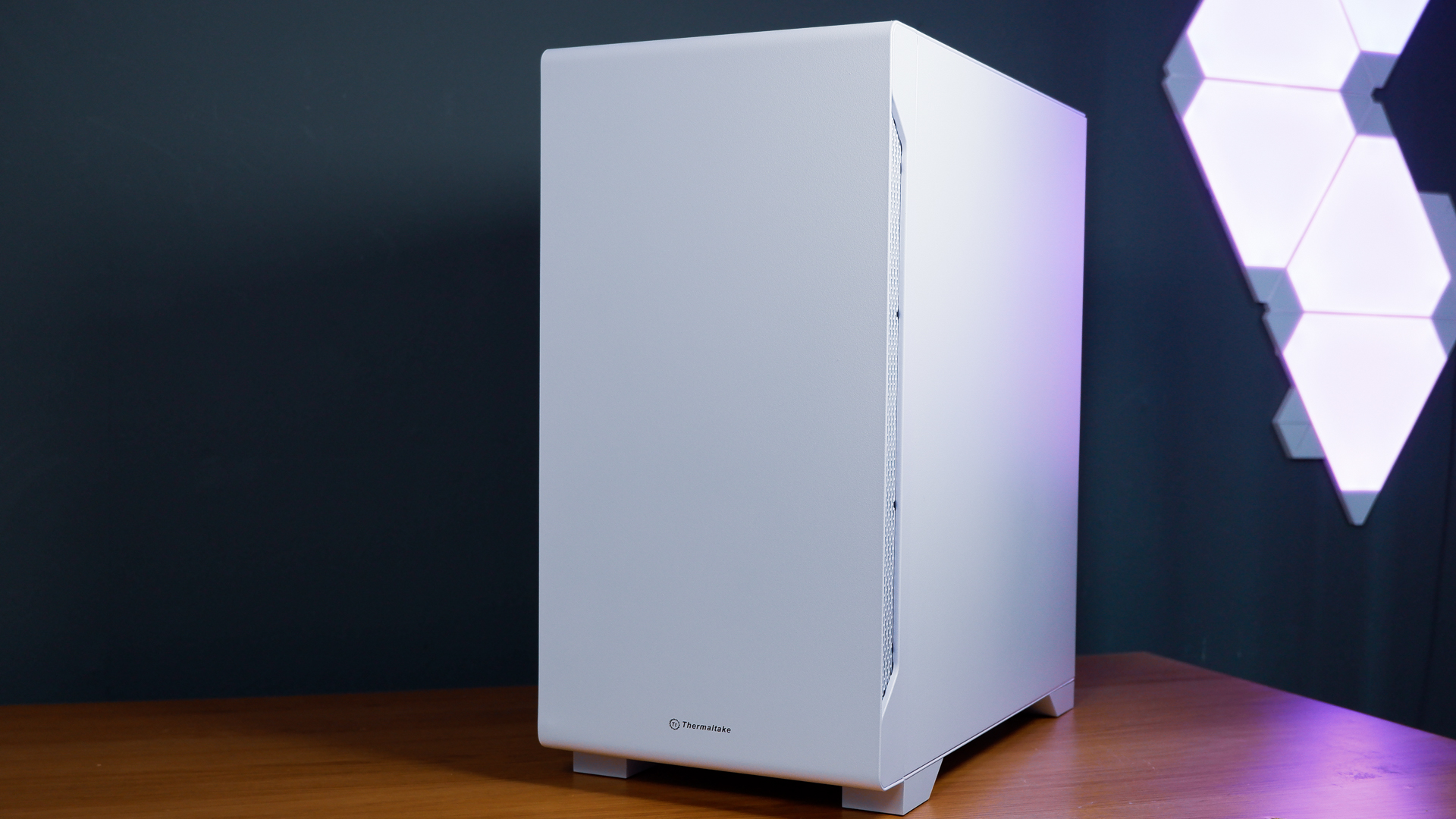 Λευκό gaming PC με κουτί Thermaltake, ανεμιστήρες Cooler Master και επεξεργαστή AMD.