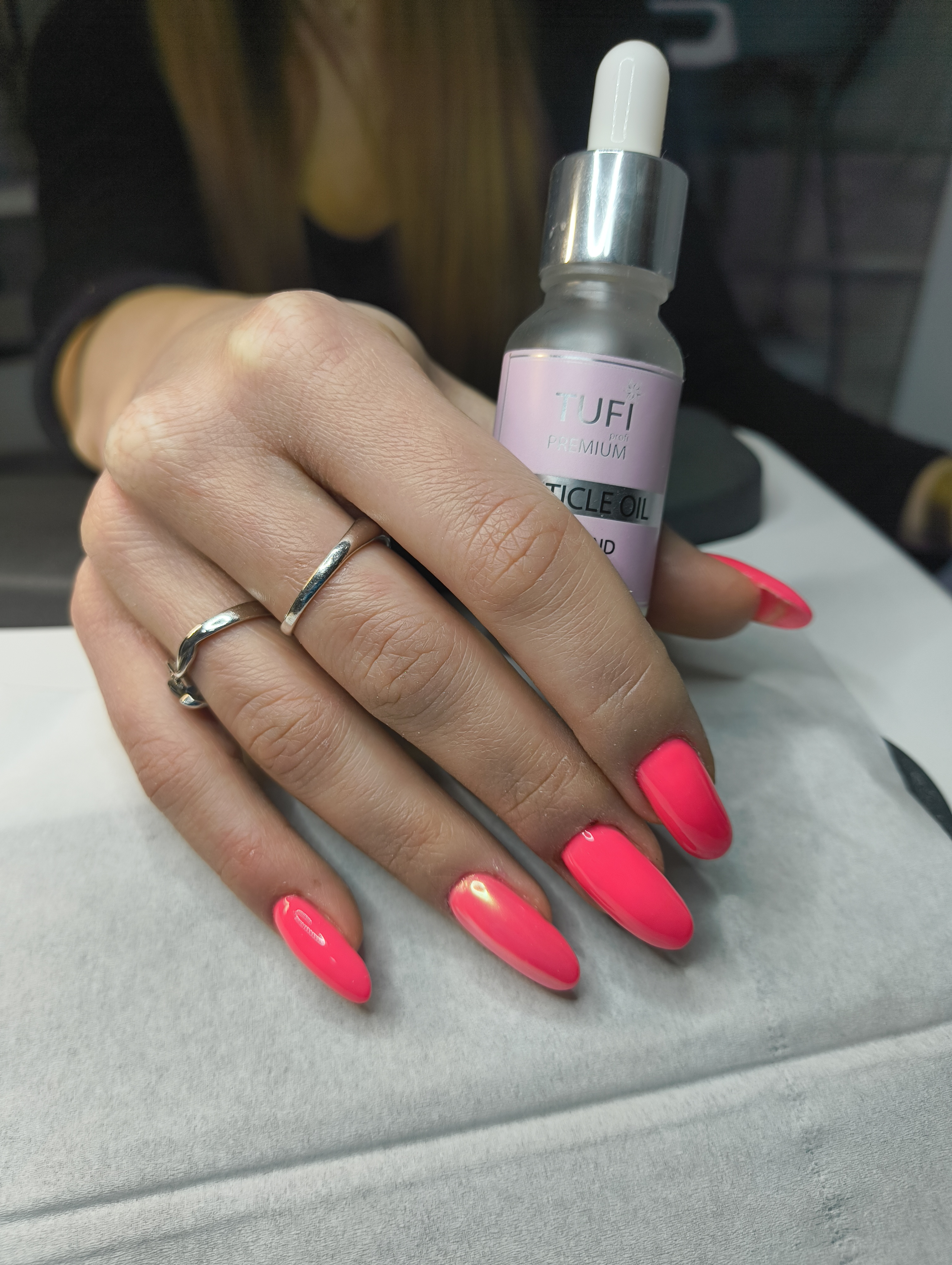 Neonově růžový gel lak