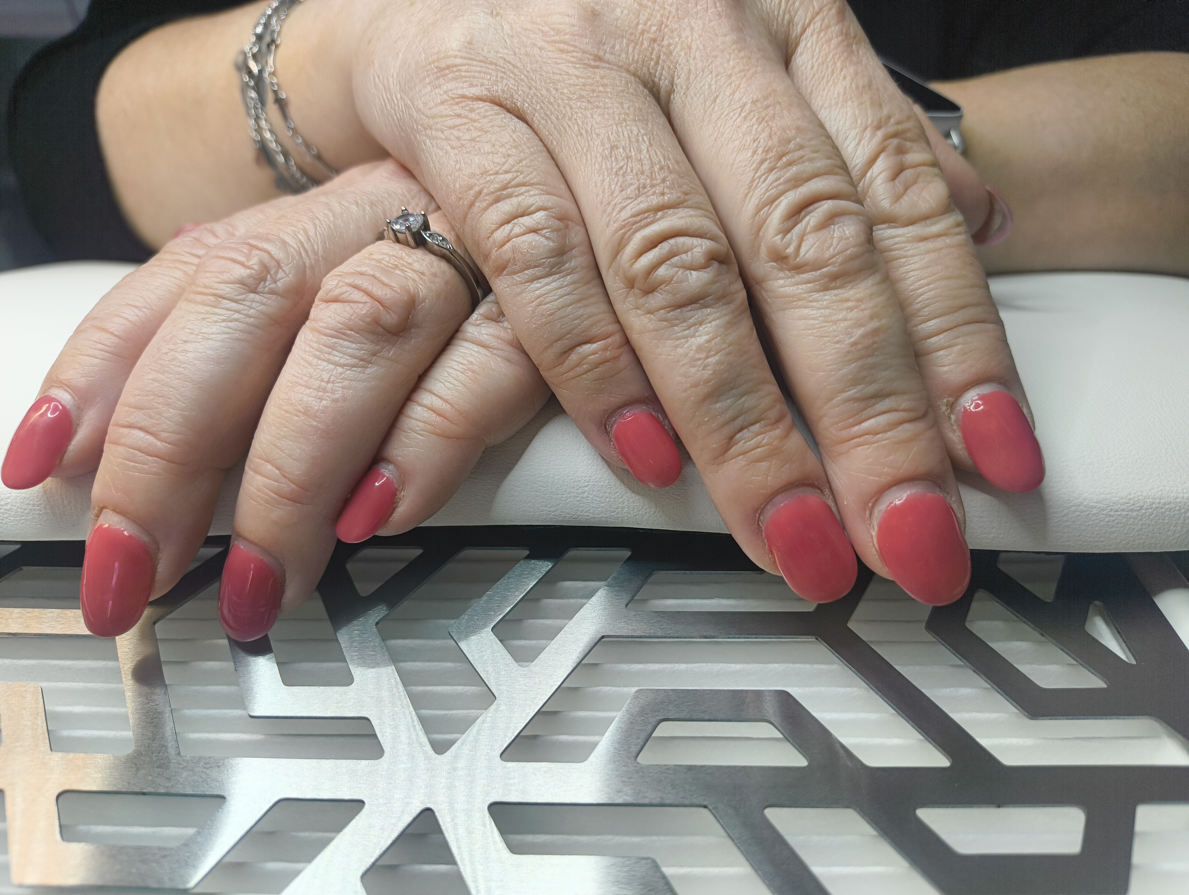 Korálově červená manikúra