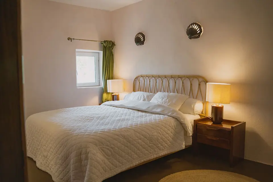 Rénovée au début de l'année, chambre exposée nord profitant d'une salle de bain privative.  Cette chambre peut se présenter avec 2 lits  doubles + 1 lit simple ou 3 lits simples