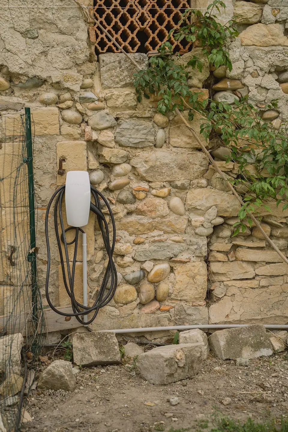 Vous pouvez recharger votre voiture éléctrique grâce à la borne Tesla sur place.