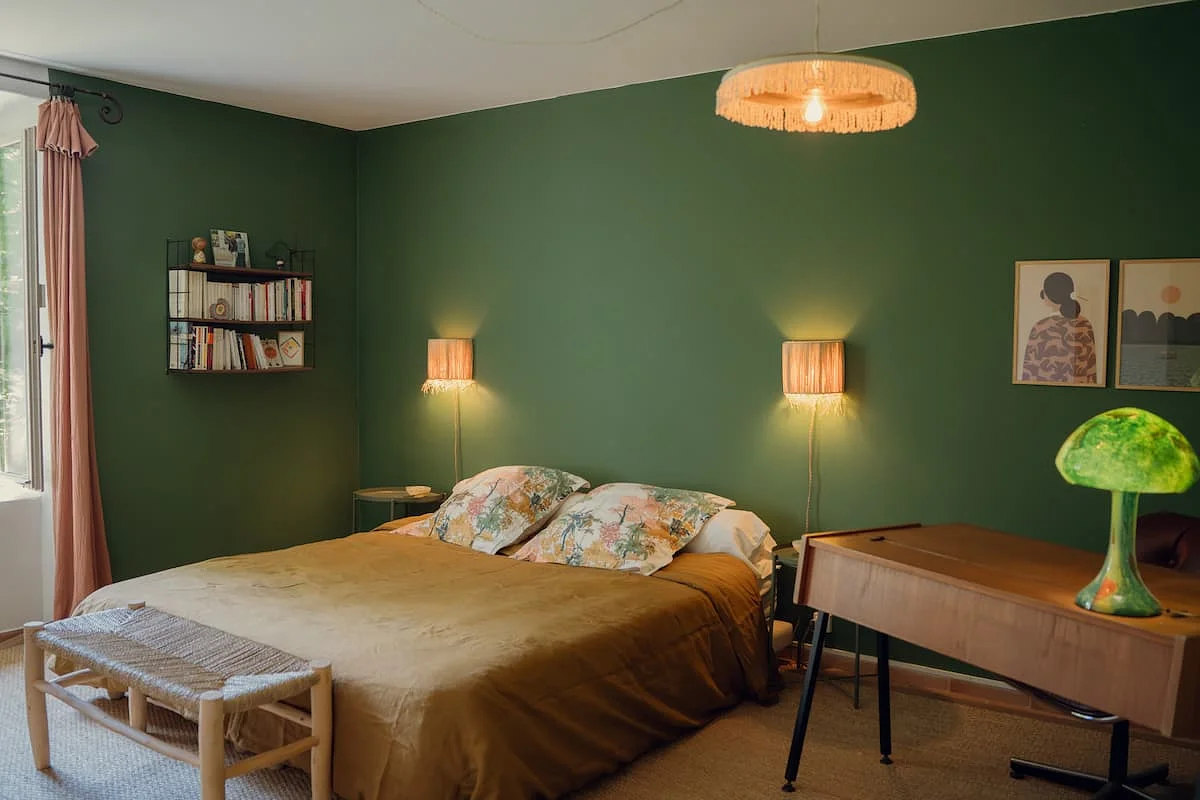 La chambre 1 exposée au sud donne sur le jardin. Le plus grand lit de la maison: King Size.