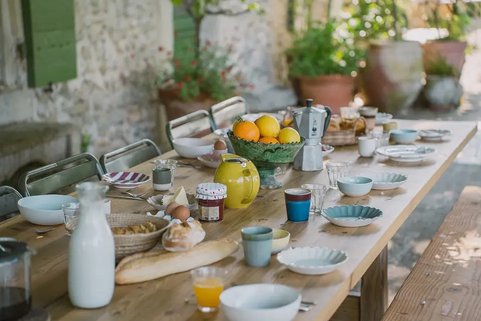 dès le matin: tous dehors pour le petit déjeuner. Livraison possible de viennoiseries sur demande.