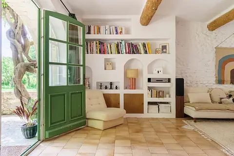 La bibliothèque du salon est bien remplie pour une pause lecture à tous moments de la journée.