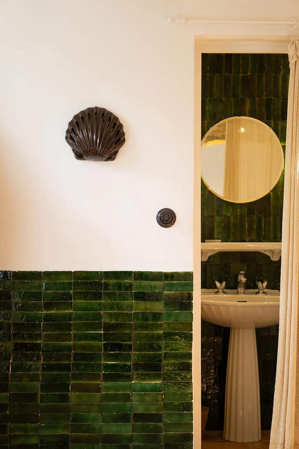 La salle de bains située à l'intérieur de la chambre 2. extérieur et intérieur en zelliges marocain.