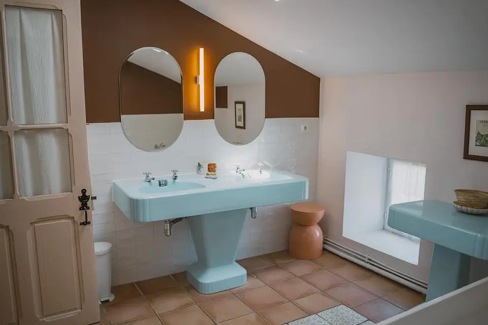 grande salle de bain à l'étage avec douche et baignoire et lavabo double chinée.