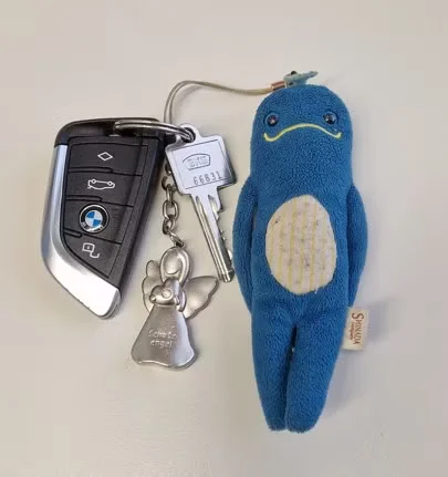Fundsache - BMW-Schlüssel mit silbernem Schlüssel und verschiedenen Anhängern