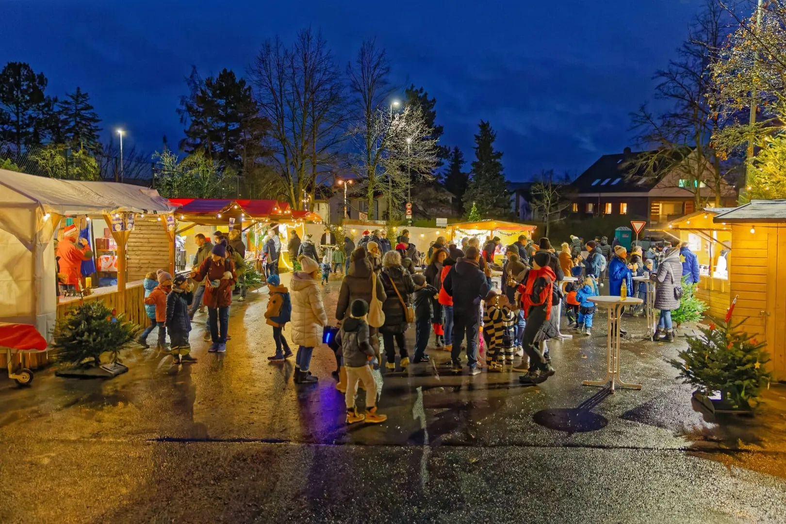 Dieses Wochenende: Höchberger Christkindlesmarkt am Wald(-sportplatz)