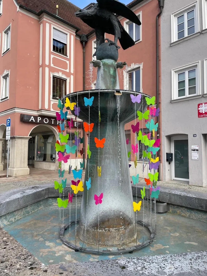 Wo Wasser fließt und Schmetterlinge im Frühlingslicht tanzen