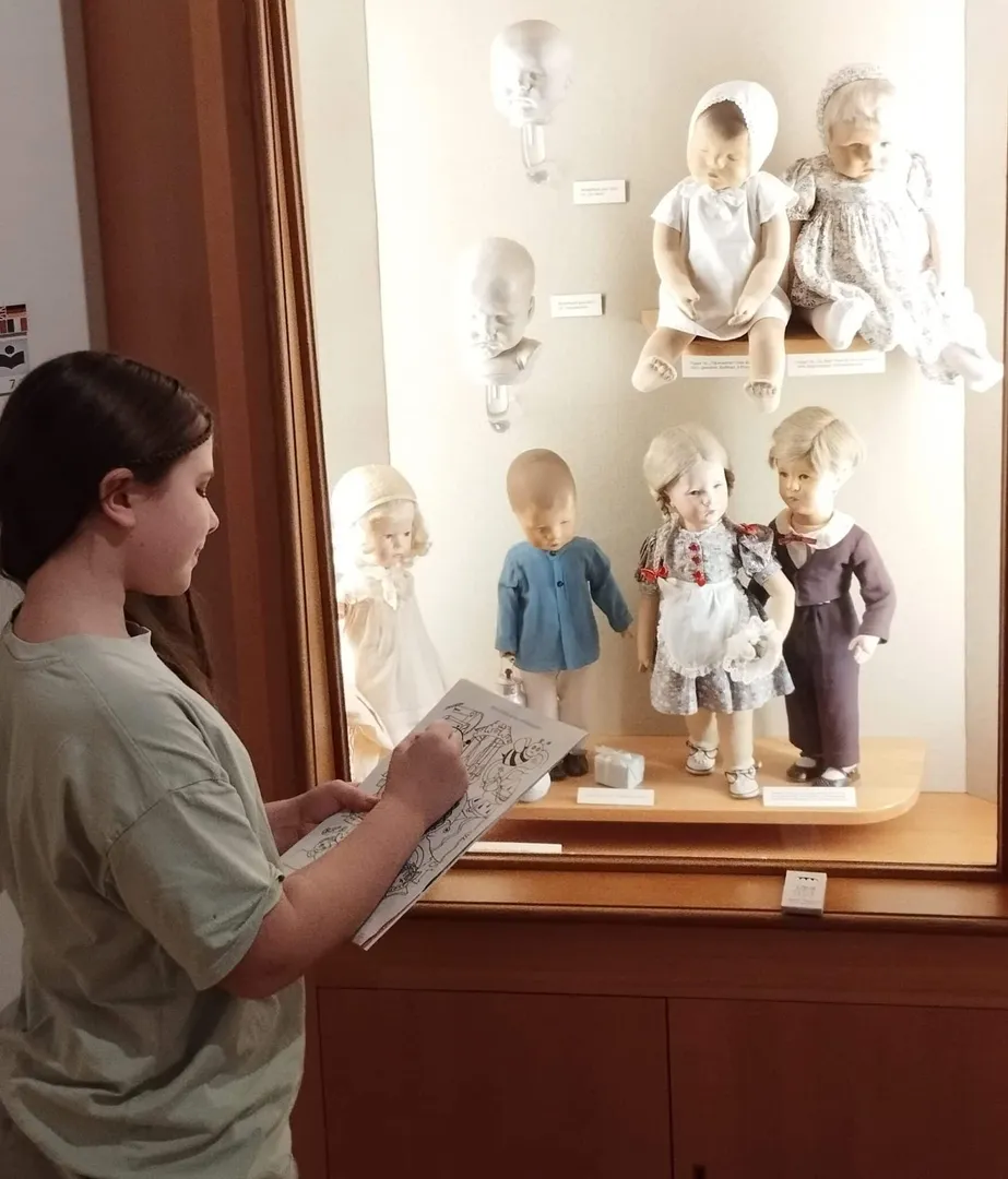 Neues Kinderangebot im Käthe-Kruse-Puppen-Museum: Wimmelbild lädt zur Entdeckungstour ein