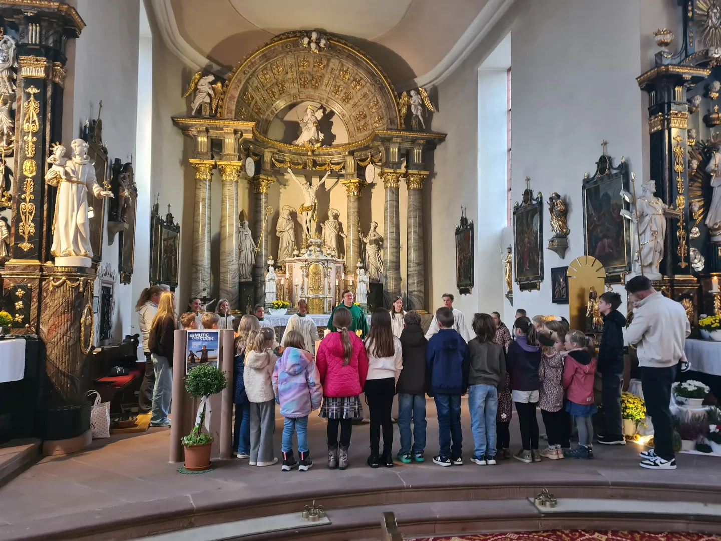 Lebendiger Familiengottesdienst in Hafenlohr mit Vorstellung der neuen Ministranten