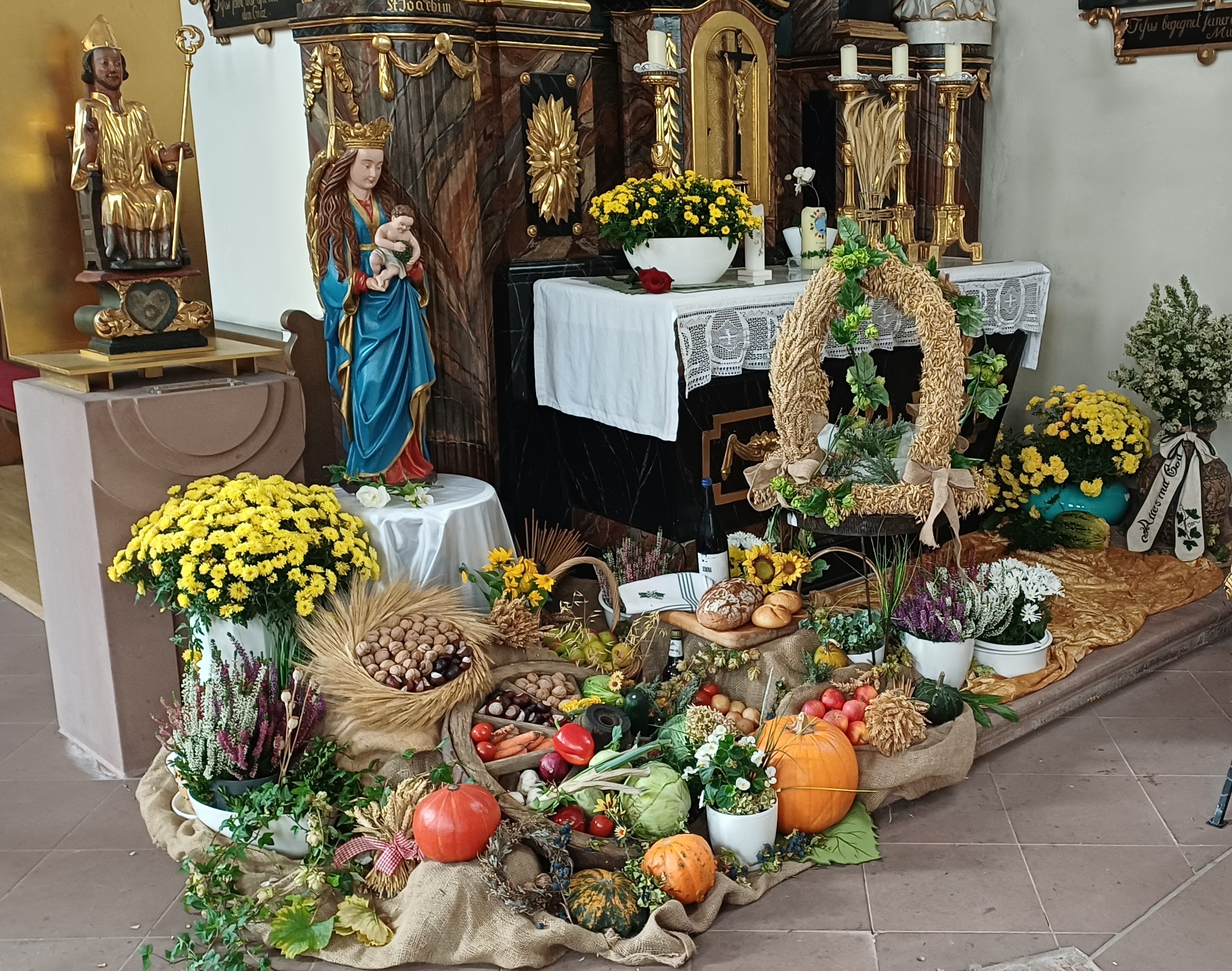 Liebevoll gestaltetes Erntedankbild in Hafenlohr