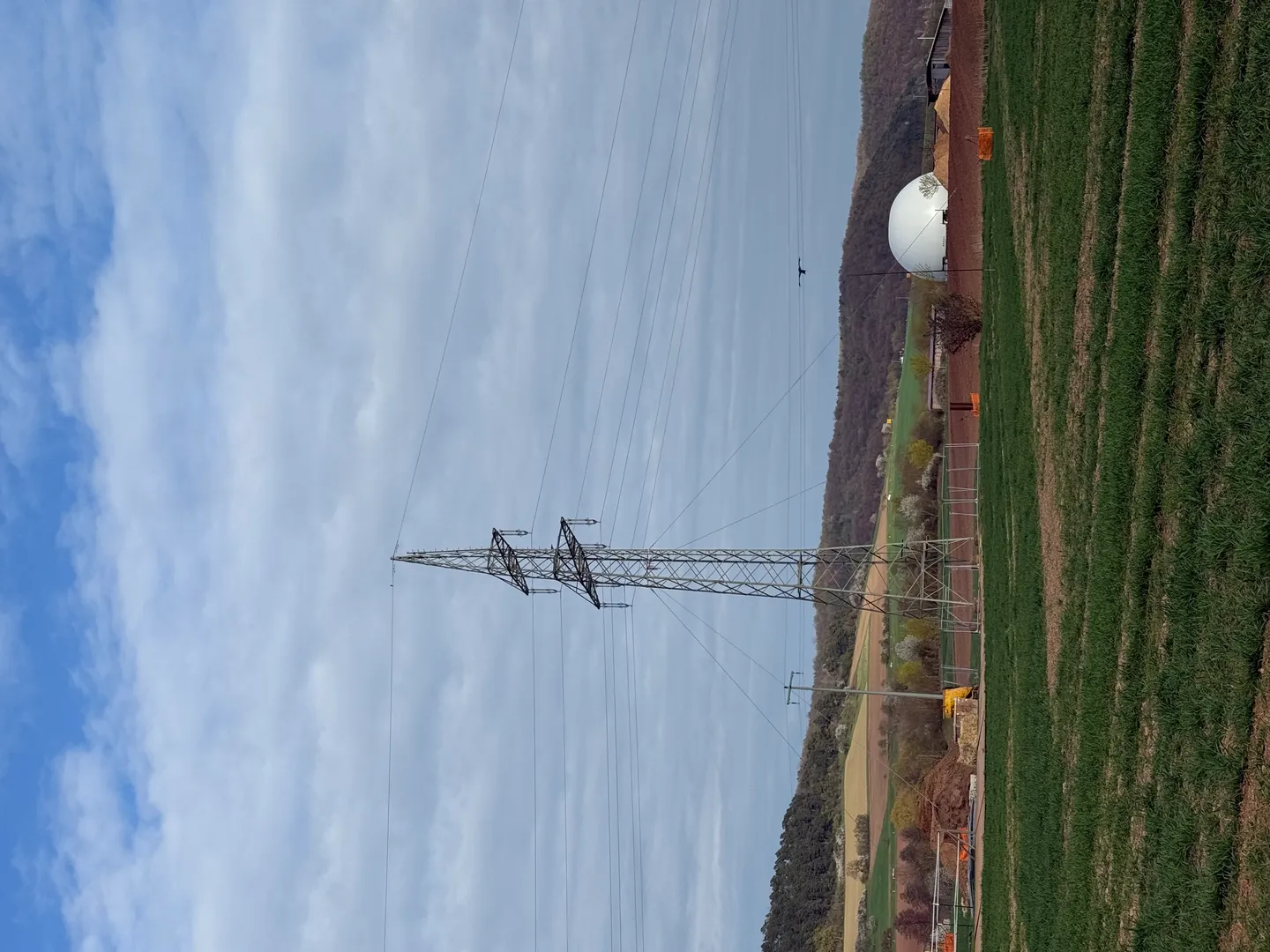 Besengau-NEWS: Kreisverkehr und Freileitungsmasten