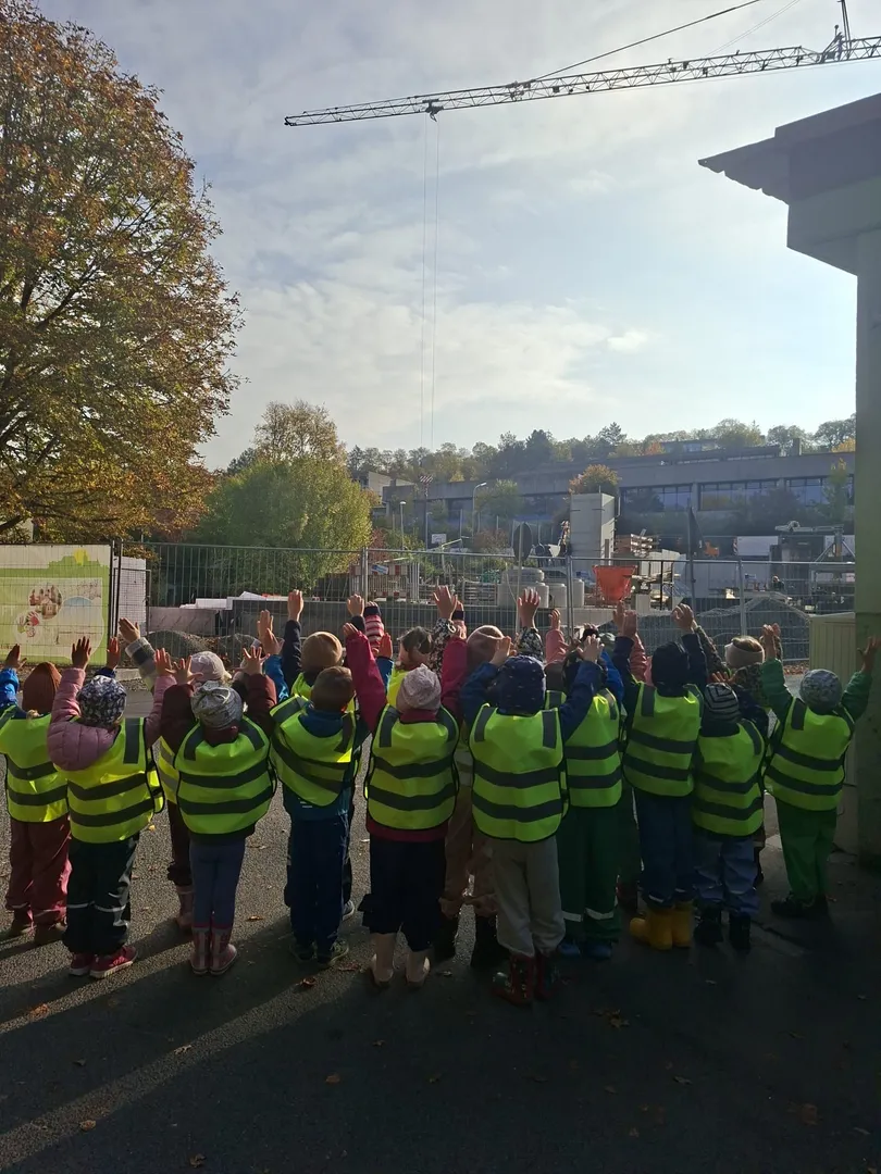 Kita-Kinder verfolgen Fortschritte  am Kita-Neubau 
