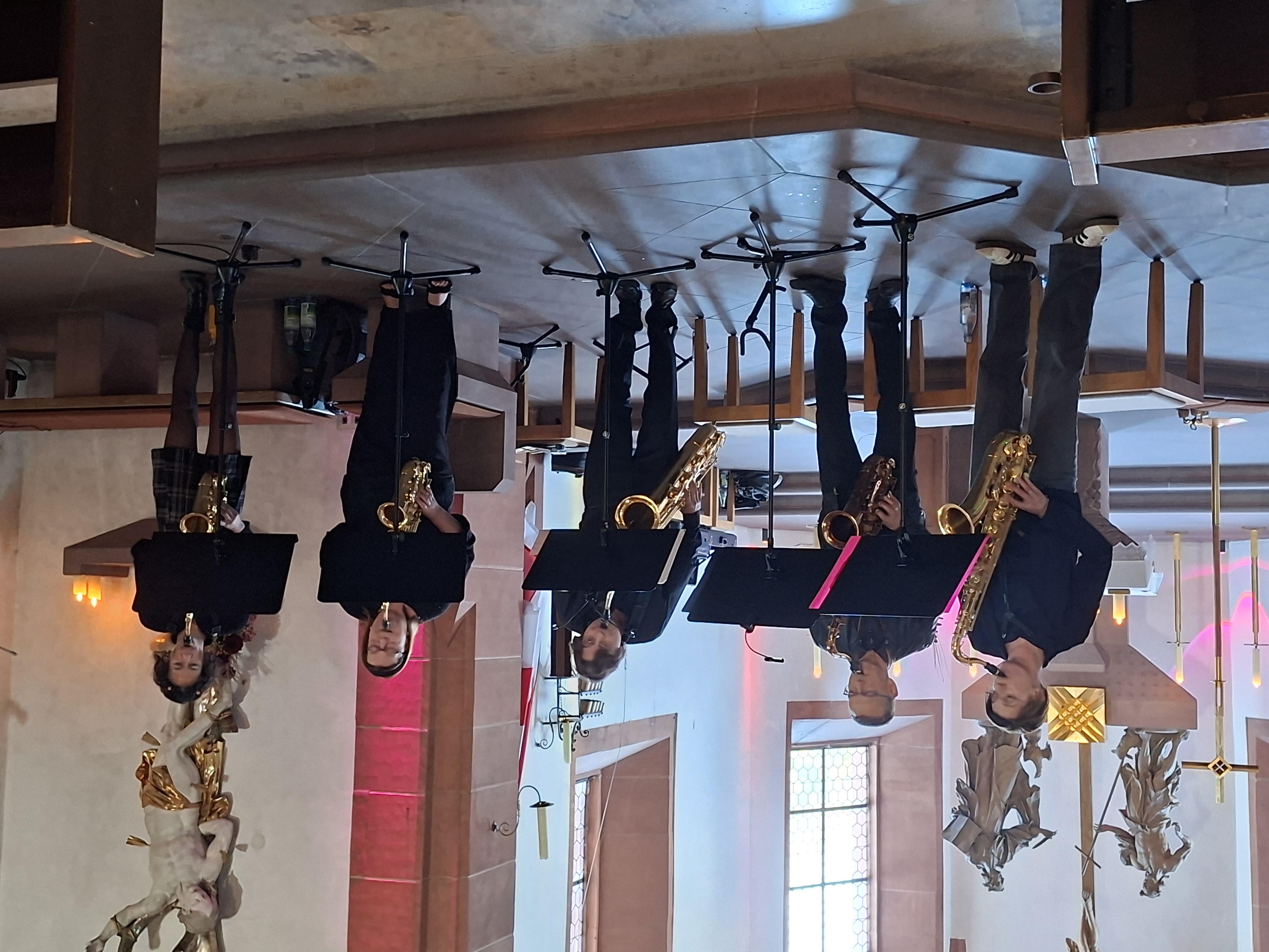 Saxophonklänge und Gedanken über Türen in der Pfarrkirche Mariä-Himmelfahrt in Wiesenfeld
