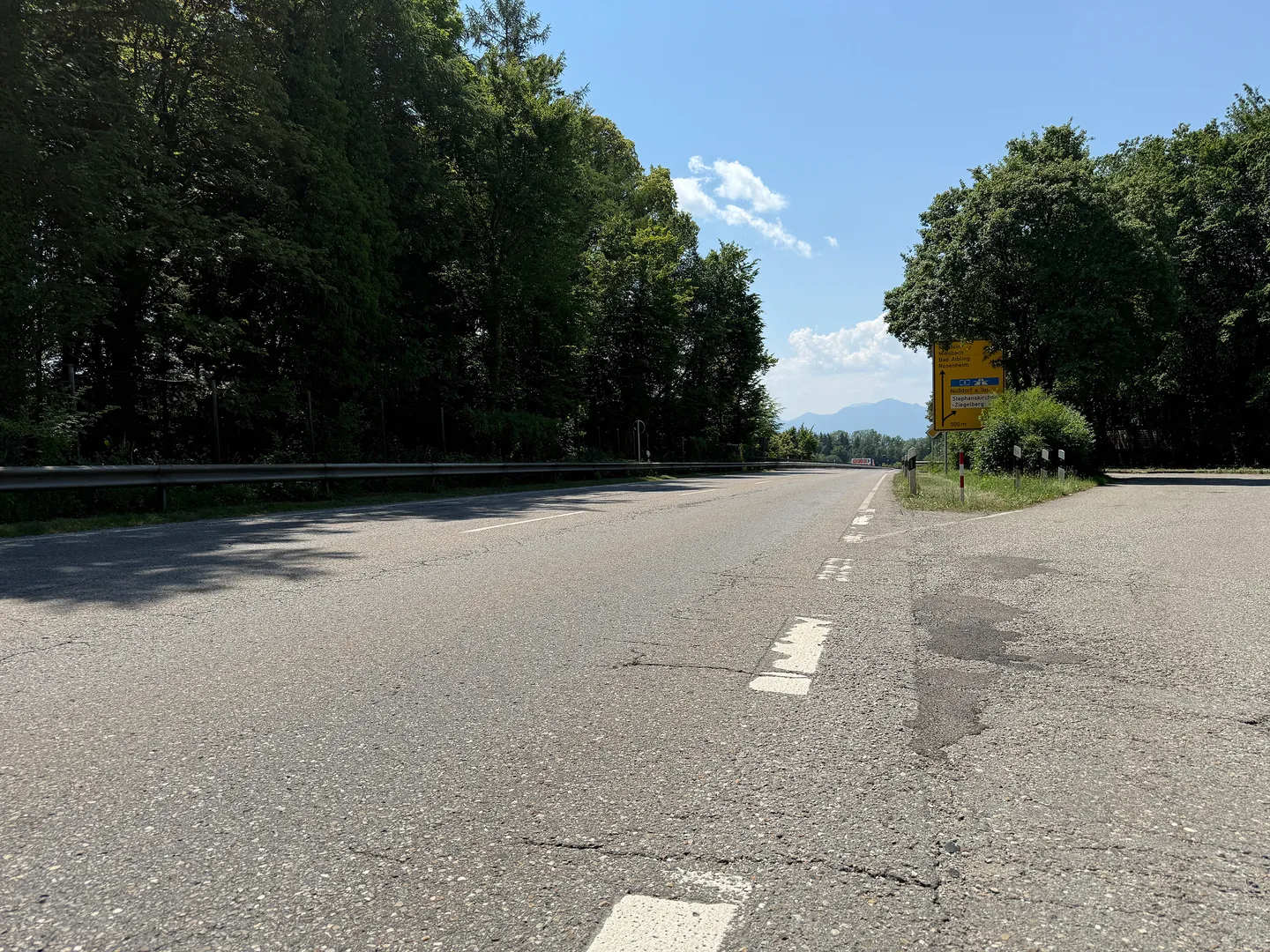 Pressemitteilung vom Staatlichen Bauamt Rosenheim: Fahrbahnerneuerung auf der Simstalbrücke der Rosenheimer Umgehungsstraße ST 2095 - Verlängerung bis 17. Juli