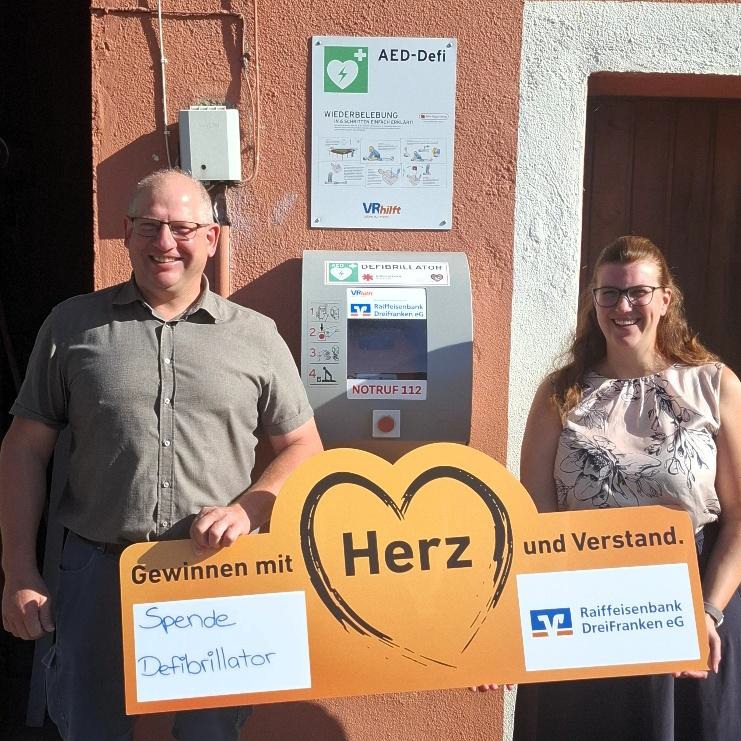 Raiffeisenbank spendet Mühlhausen einen Defibrillator
