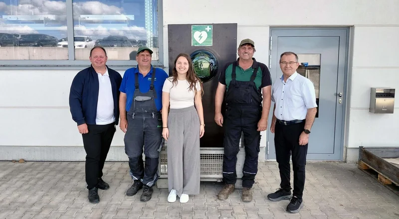 Neuer Defibrillator für die Gebrüder Bachmaier Landmaschinen GmbH in Menning