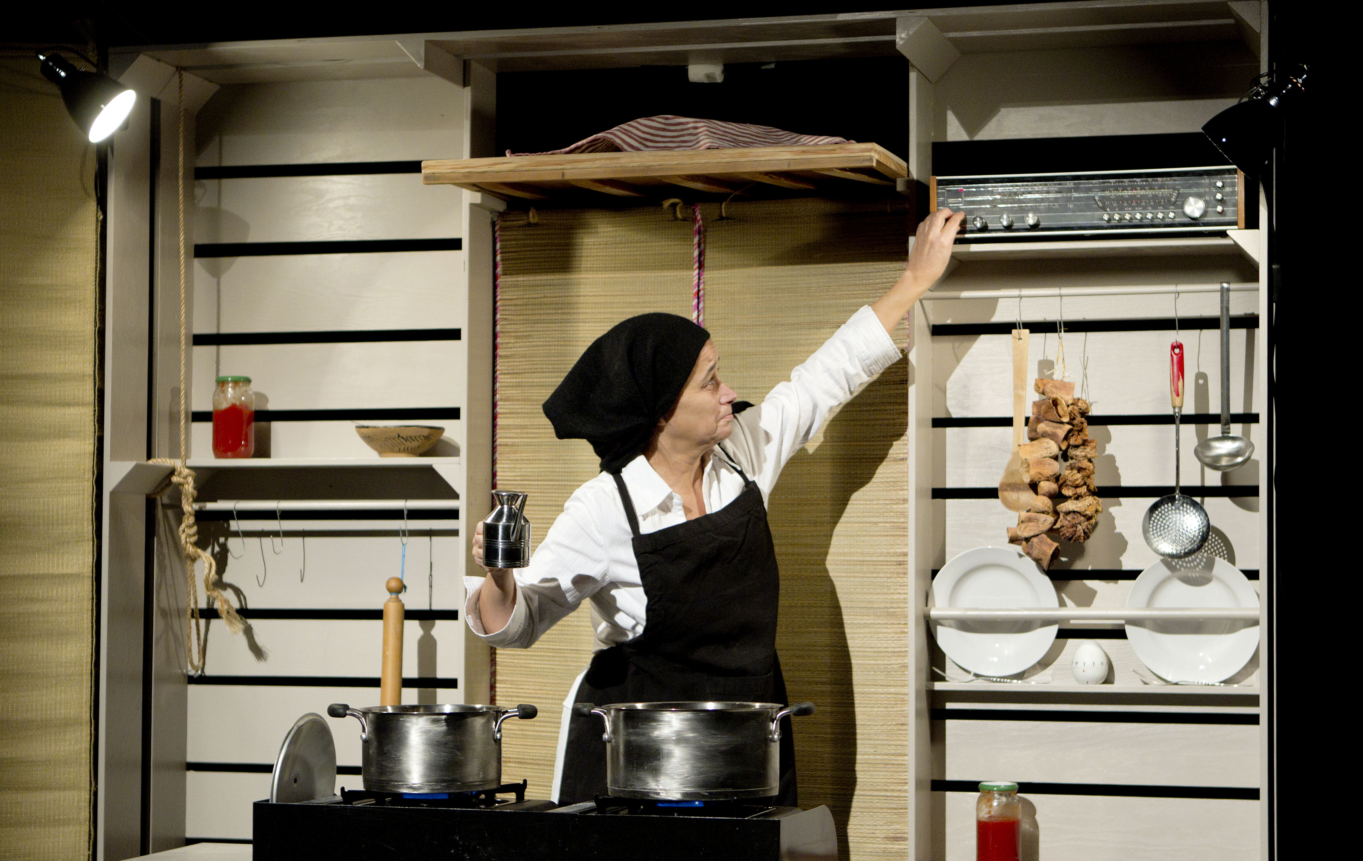 I Maltagliati / A woman.  A radio. A pasta dish und first of all singing