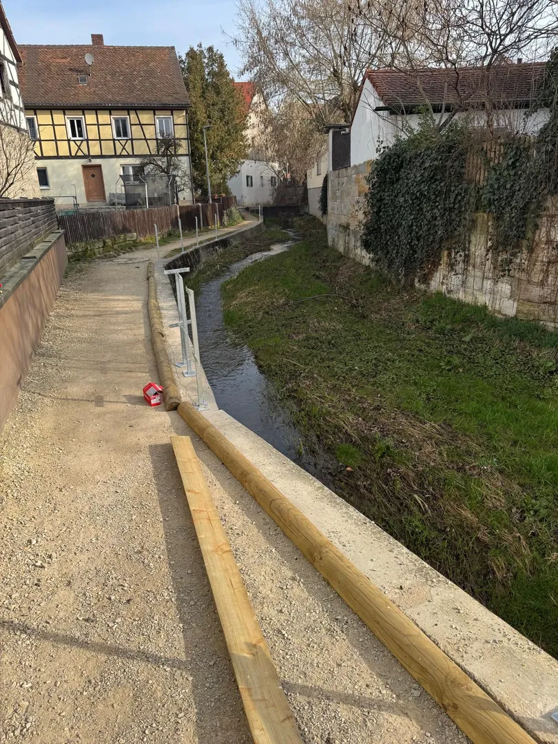 Allwetterplatz und Geländer am Schmiewegla in Umsetzung