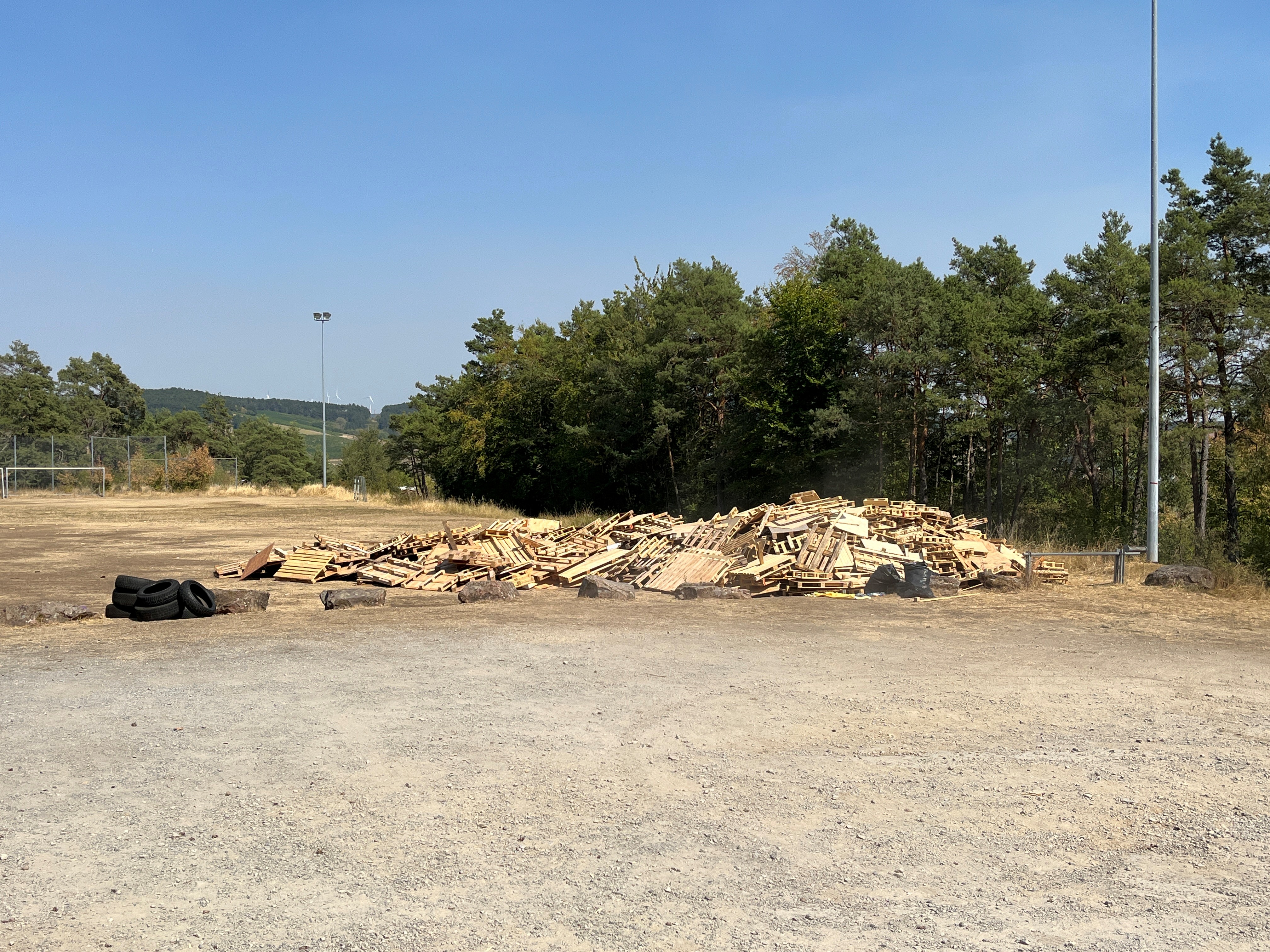 Paletten vom Hüttendorf kostenlos abzugeben