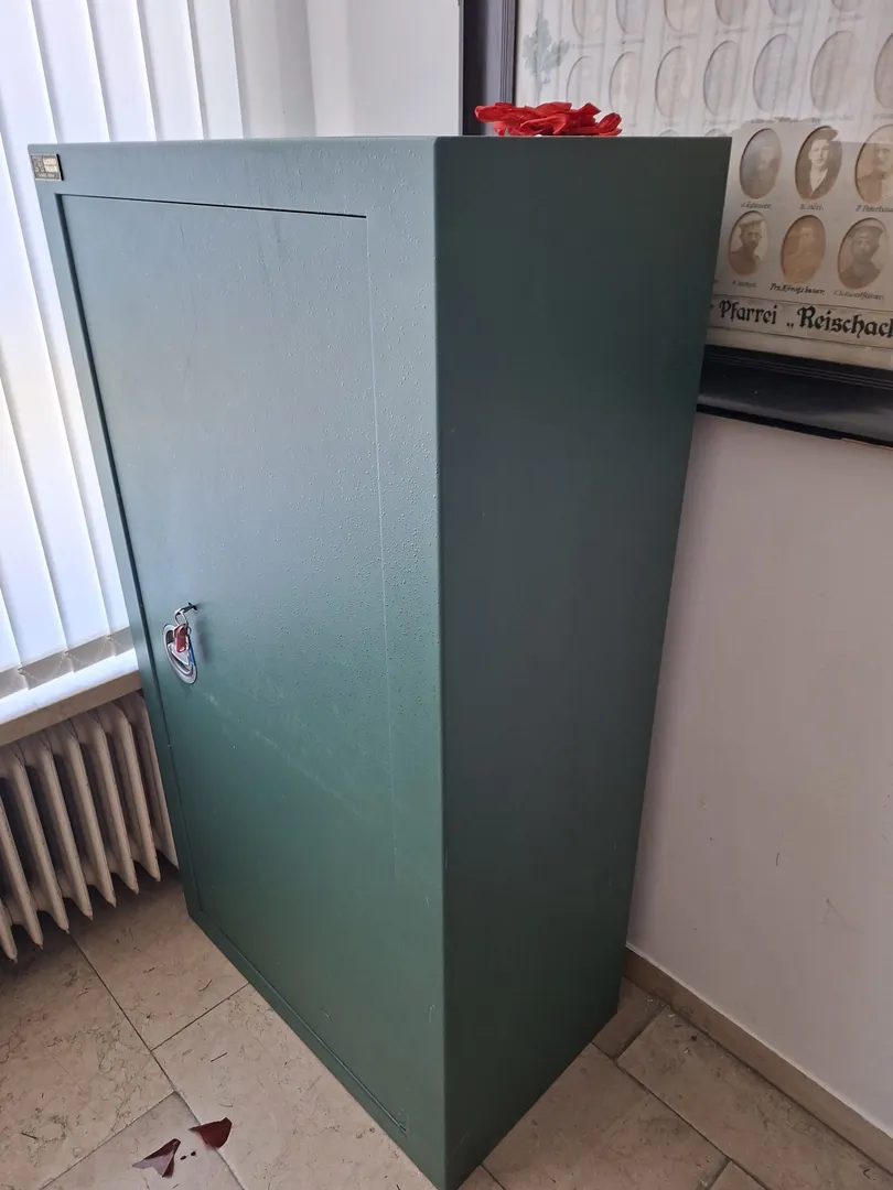 Tresor kostenlos bei Selbstabholung abzugeben!