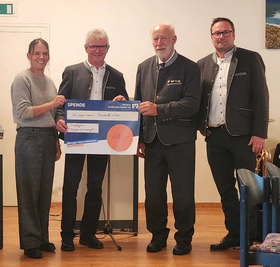 Dingkofner Dorfgemeinschaft spendet für Renovierung des Kriegerdenkmals in Reichenkirchen
