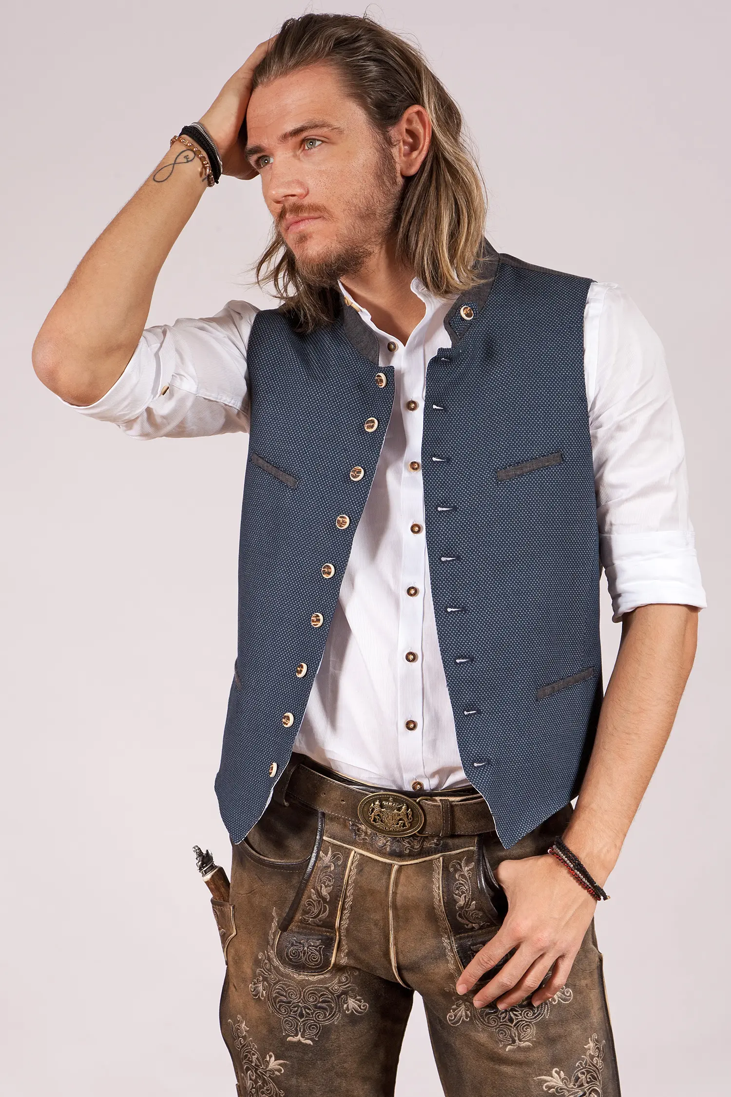 Trachtenweste in dunkelblau aus Webstoff mit Punkten Model