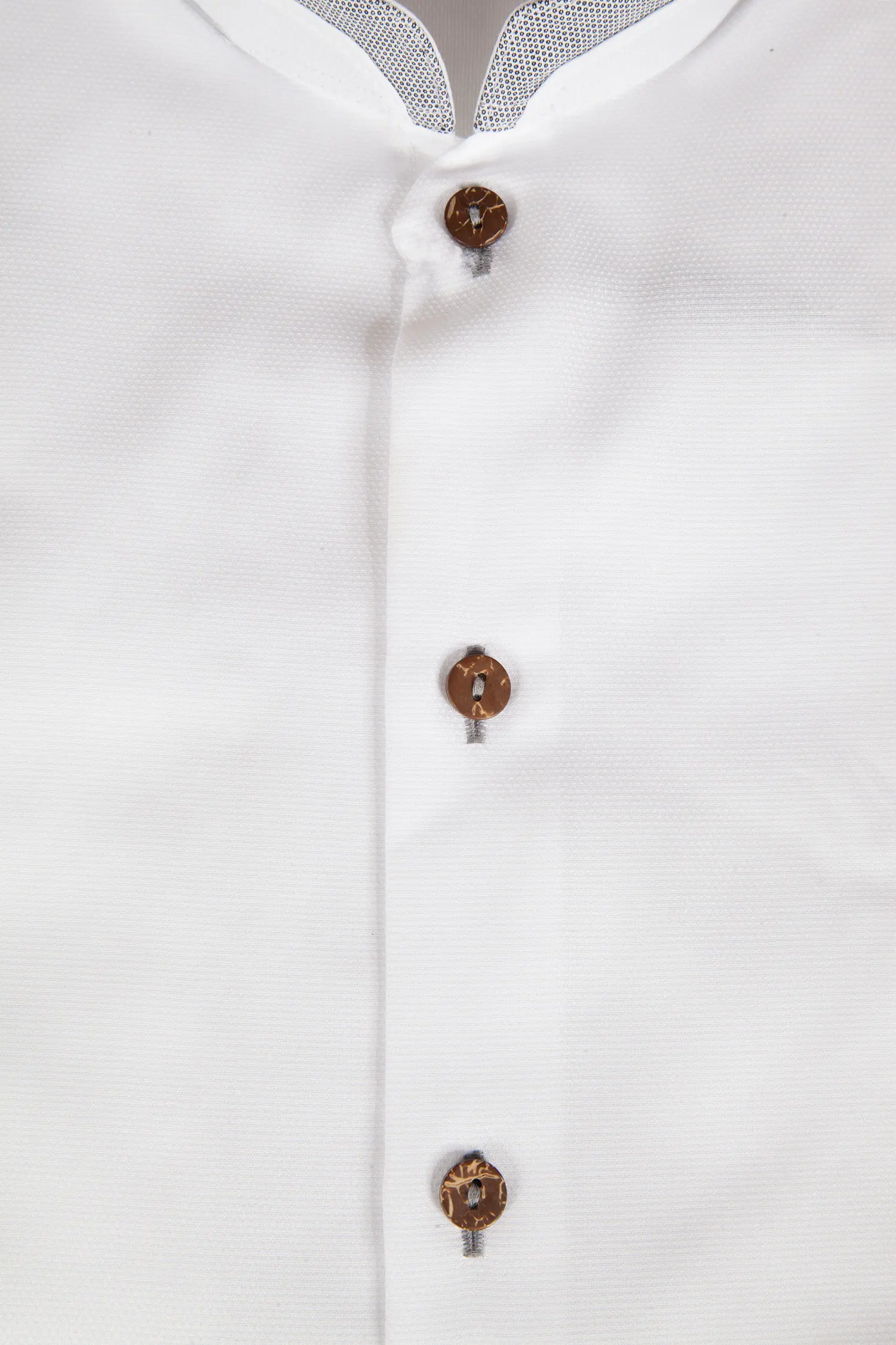 1508-0016-GR7-23-05-e7181d Trachtenhemd Simssee in weiß - Detail Knöpfe
