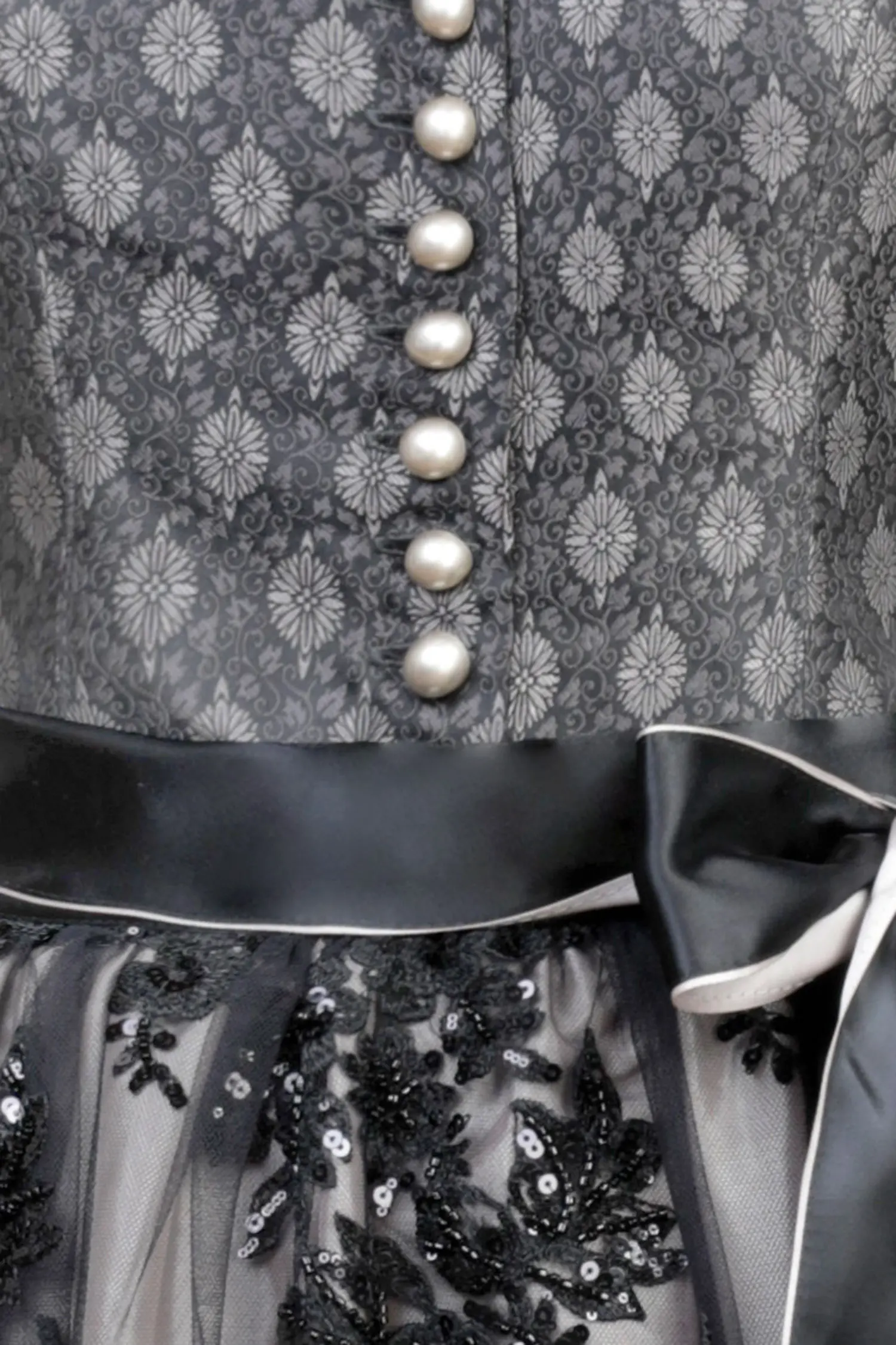 Dirndl June in schwarz mit doppelt hinterlegter Glitzerschürze - Detail Mieder