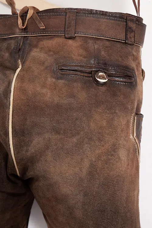 Lederhose kurz Herbert in mittelbraun mit Gürtel hinten