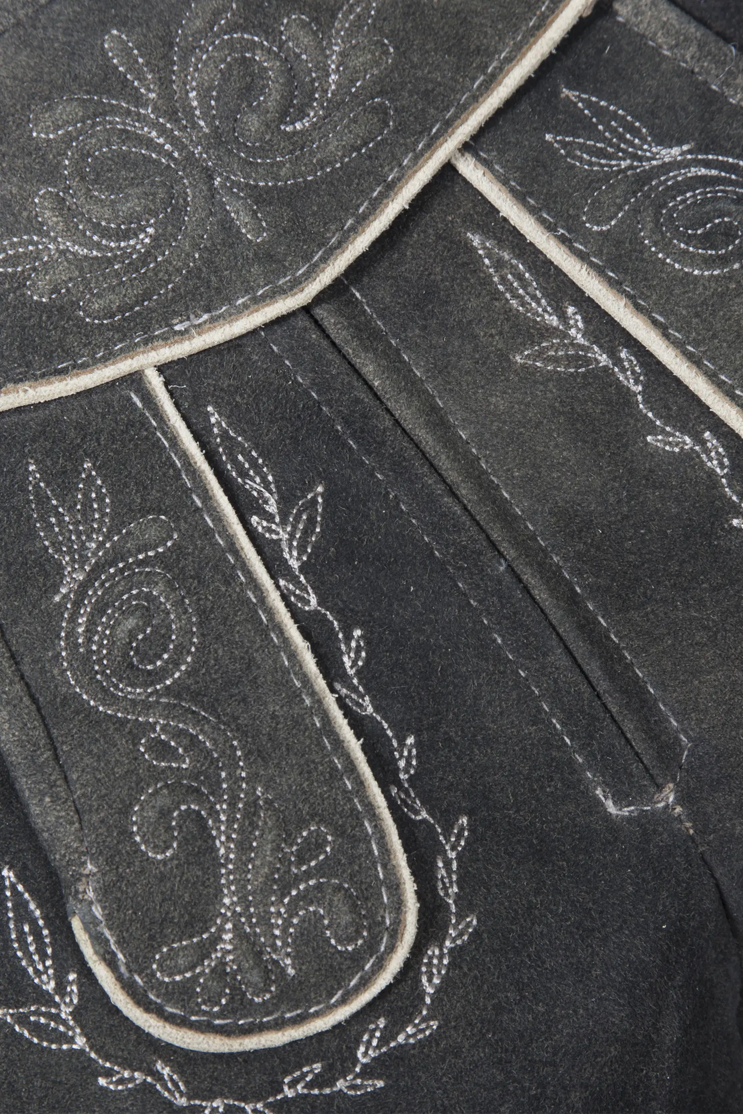 2611-1133-4NA-23-06-b0526 Kurze Lederhose Bonita in dunkelbraun für Damen - Detail Latz