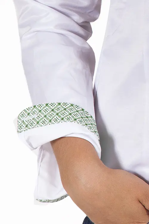 Trachtenbluse in weiß mit langen Ärmeln und grünen Details Arm