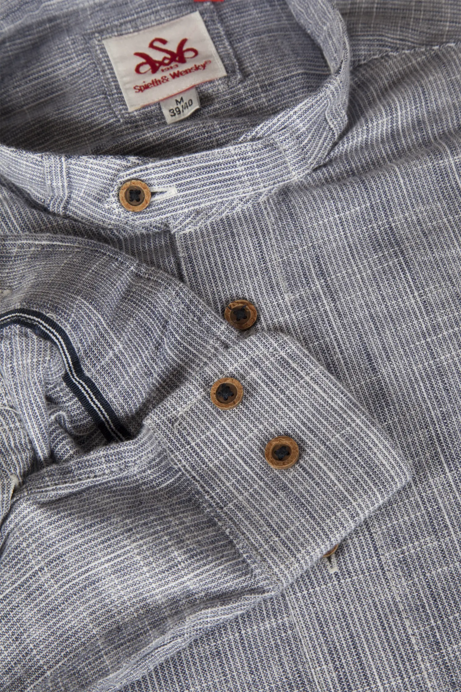 Trachtenhemd aus Leinen mit Stehkragen in blau - Detail Ärmel