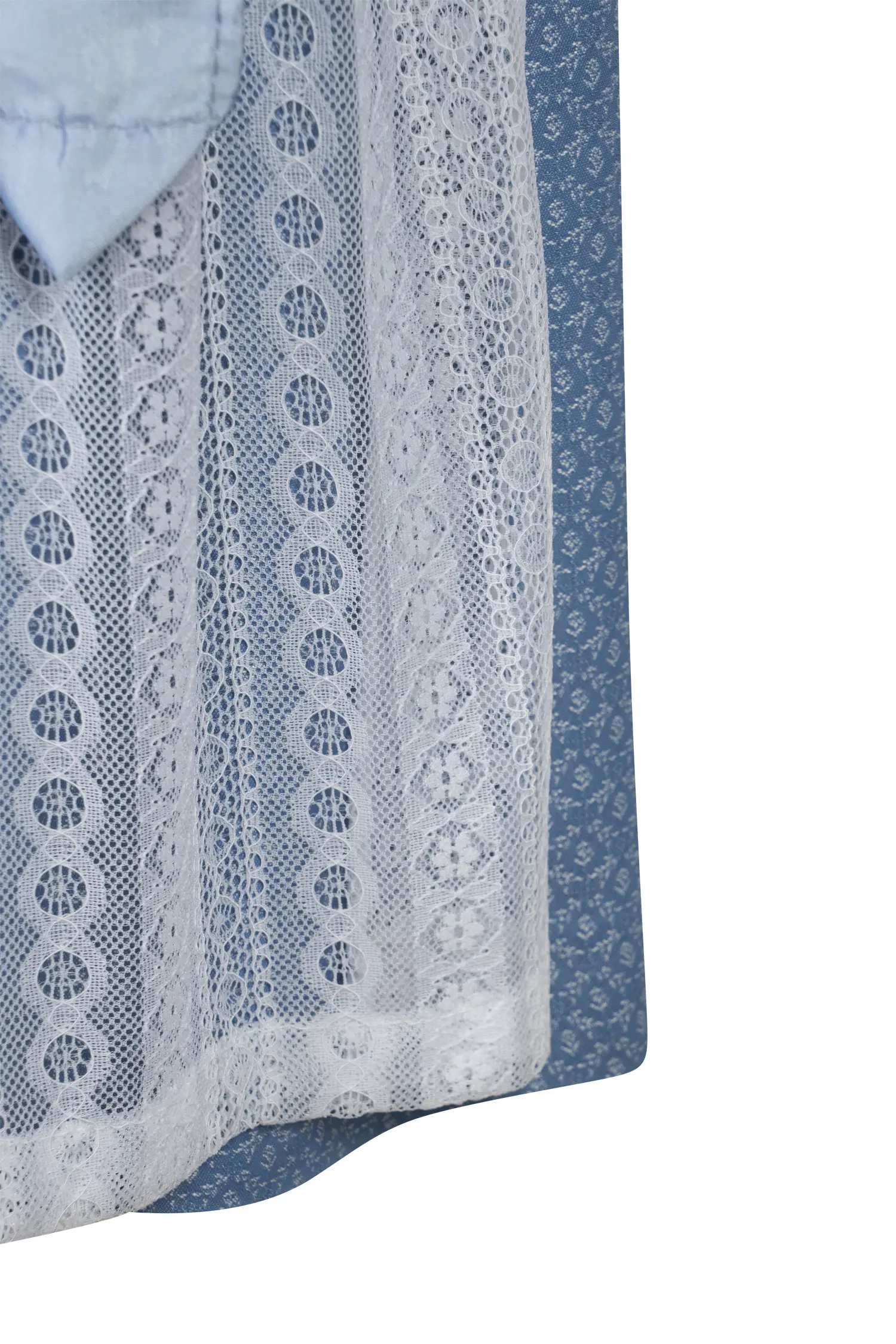 4753-1469-bl4-24-02-0504177 Kinderdirndl Anna in hellblau mit Shirt und Spitzenschürze - Detail Rock