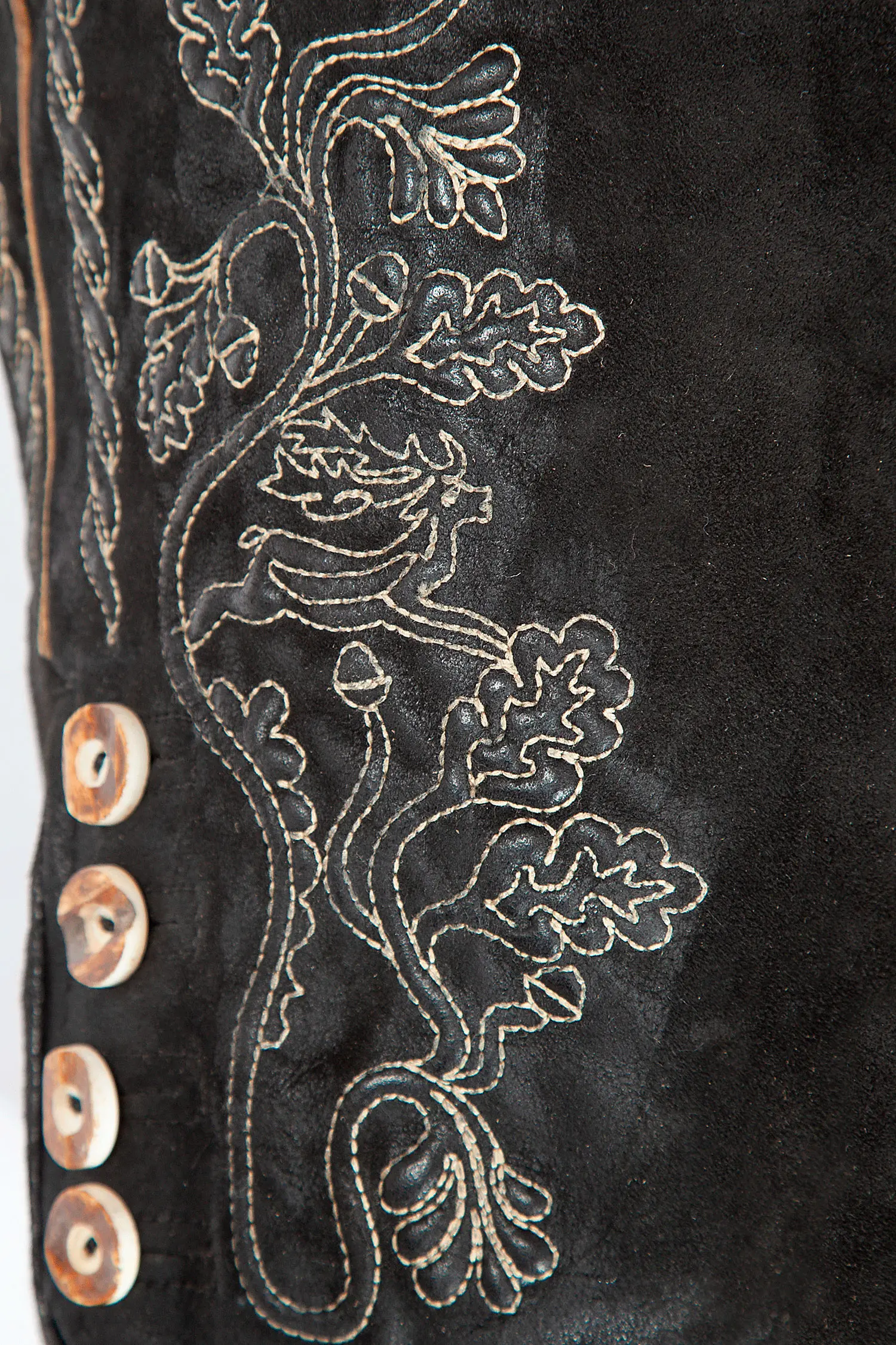 Kurze Lederhose in schwarz von Maddox - Detail Hosenbein