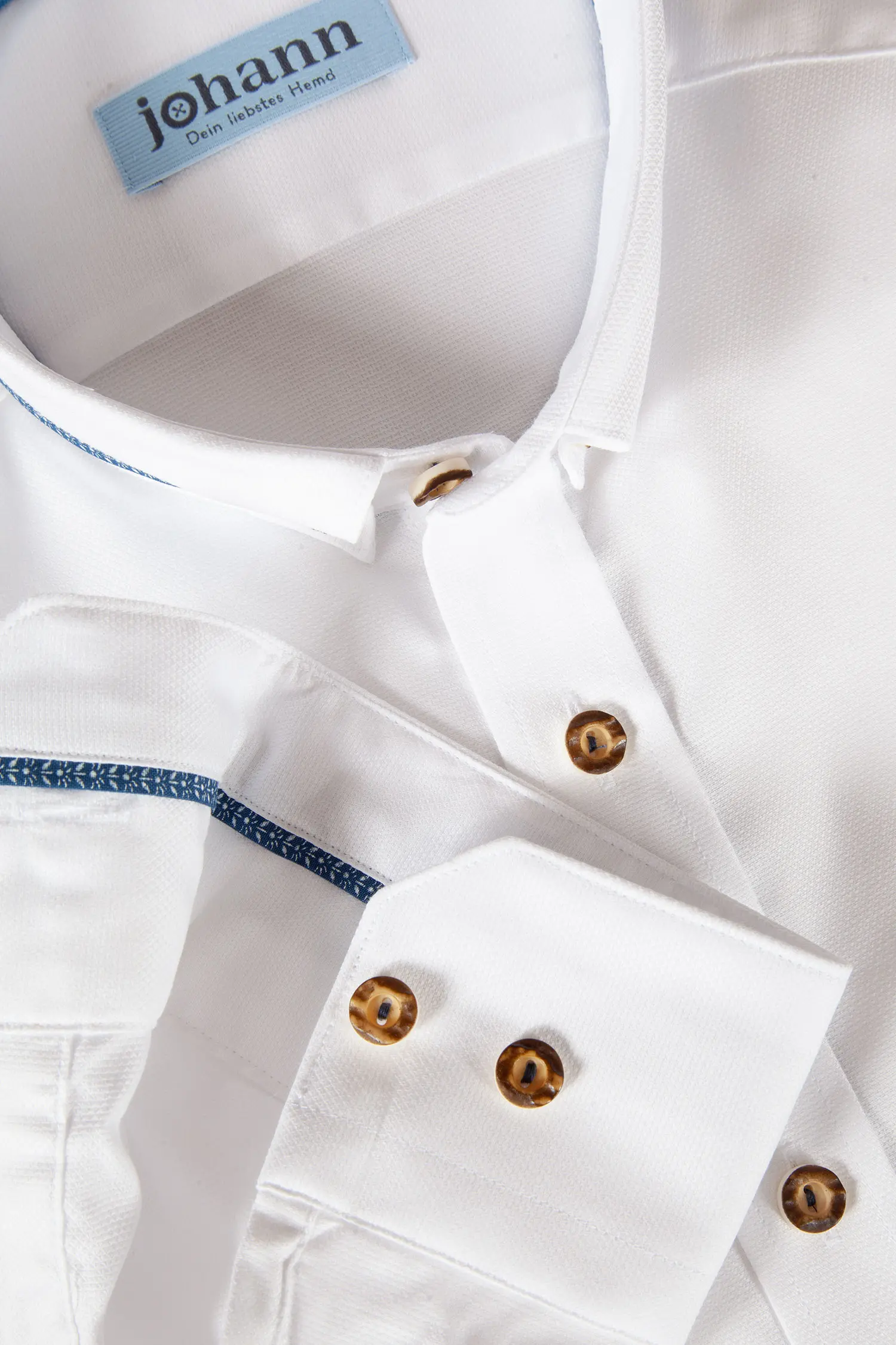 Trachtenhemd in weiß mit edlem Liegekragen - Detail Ärmel