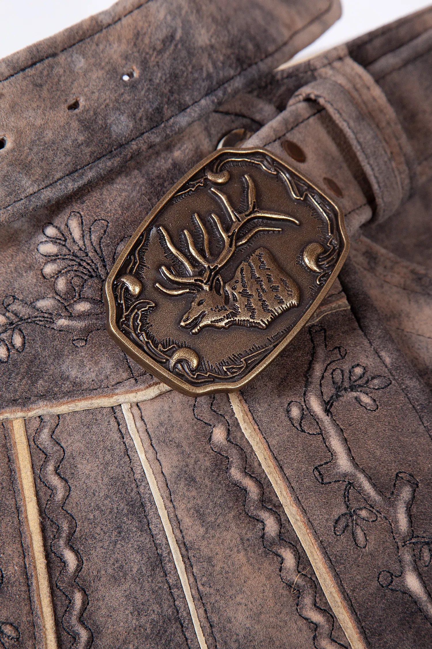 1613-1048-4sw-22-06c-0476 Kurze Lederhose Pinzgau in dunkelbraun mit Gürtel Detail Schnalle